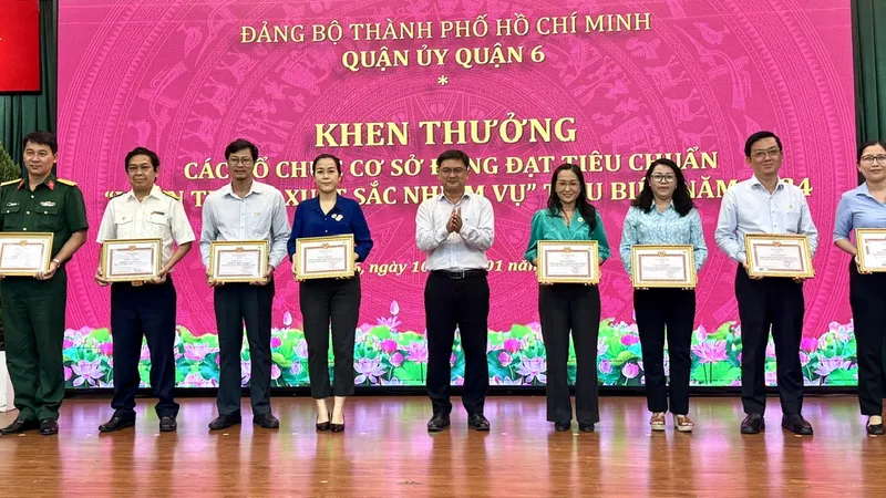 Trưởng Ban Dân vận Thành ủy TPHCM Nguyễn Mạnh Cường trao giấy khen cho các tập thể có thành tích xuất sắc