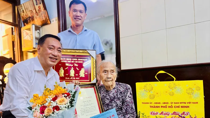 Phó Chủ tịch Thường trực HĐND TPHCM Phạm Thành Kiên thăm, chúc tết người cao tuổi, gia đình khó khăn