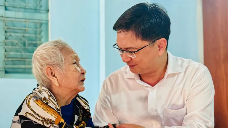 Đồng chí Nguyễn Mạnh Cường ân cần thăm hỏi Mẹ Việt Nam Anh hùng Thiều Thị Xuyến 