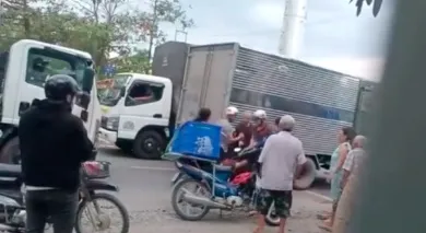 Nhóm người đập xe ô tô, đánh gục phụ xe tải trên đường