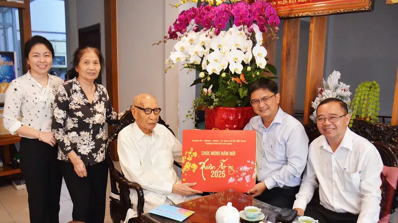 Trưởng Ban Dân vận Thành ủy TPHCM Nguyễn Mạnh Cường chúc tết đồng chí Nguyễn Kỳ Cẩm.