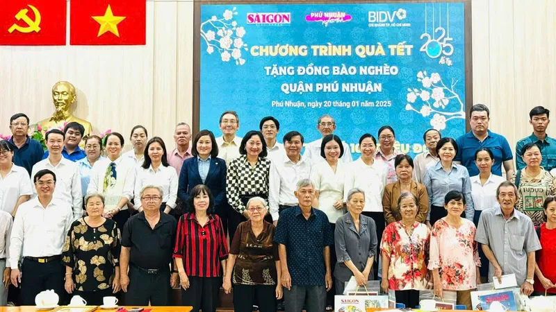 Báo Sài Gòn Giải Phóng trao quà tết đến đảng viên, người dân khó khăn 