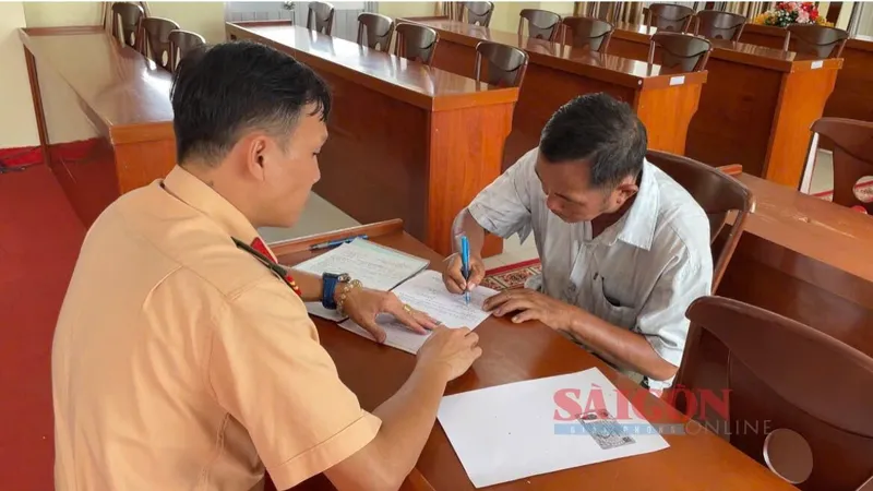 Công an làm việc với người đàn ông chỉnh tín hiệu đèn giao thông ở TP Thủ Đức