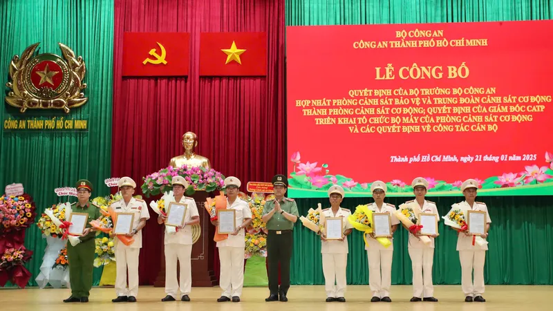 Trung tướng Lê Hồng Nam, Giám đốc Công an TPHCM trao quyết định và tặng hoa cho các đồng chí lãnh đạo Phòng CSCĐ