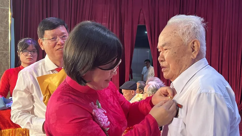 Trưởng Ban Tổ chức Thành ủy TPHCM Văn Thị Bạch Tuyết trao tặng Huy hiệu Đảng cho đảng viên cao tuổi ở quận Bình Thạnh