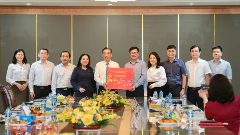 Phó Bí thư Thành ủy TPHCM Nguyễn Phước Lộc thăm, chúc tết Bảo hiểm Xã hội Thành phố. Ảnh: DŨNG PHƯƠNG