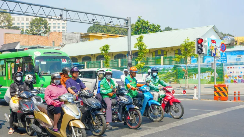 Các phương tiện dừng đèn đỏ trước vạch sơn thể hiện sự thay đổi về ý thức chấp hành đèn tín hiệu giao thông của người dân TPHCM