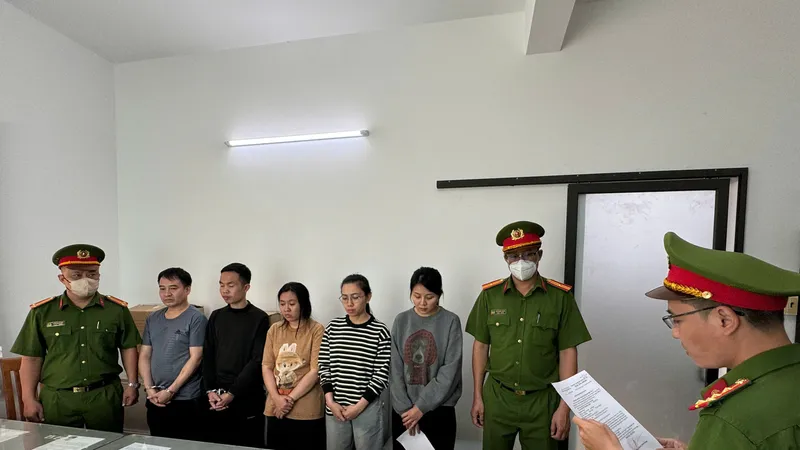Công an tống đạt quyết định với các đối tượng