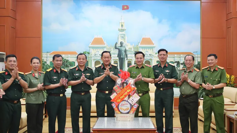 Đoàn lãnh đạo Bộ Quốc phòng do Thượng tướng Võ Minh Lương, Thứ trưởng Bộ Quốc phòng làm trưởng đoàn đến thăm, chúc Tết Công an TPHCM