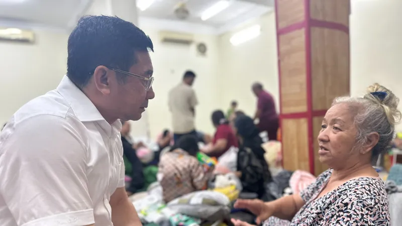 Phó Chủ tịch Thường trực UBND TPHCM Dương Ngọc Hải thăm, động viên các hộ dân. Ảnh: CHÍ THẠCH 