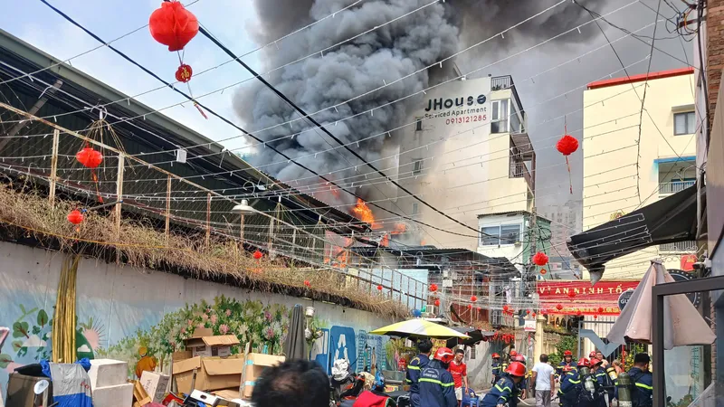 Ngọn lửa bùng cháy kèm khói đen bốc cao 