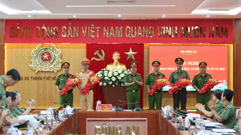 Thiếu tướng Trần Đức Tài, Phó Giám đốc Công an TPHCM trao khen thưởng các đơn vị có thành tích xuất sắc trong công tác, đấu tranh phòng, chống tội phạm dịp tết