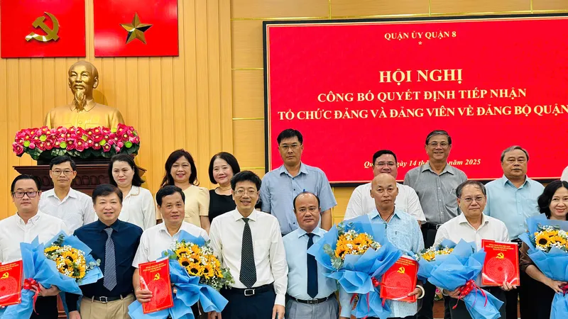 Lãnh đạo quận 8 chúc mừng các tổ chức đảng thuộc các Đảng bộ khối, ngành của Thành phố về trực thuộc Quận ủy quận 8