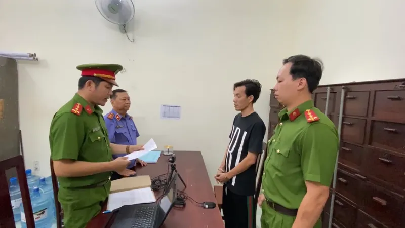 Công an tống đạt quyết định với Phương. Ảnh: CA