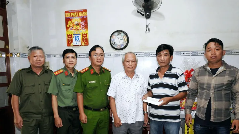 Các đơn vị trao kinh phí hỗ trợ cho thân nhân ông Nguyễn Văn C.