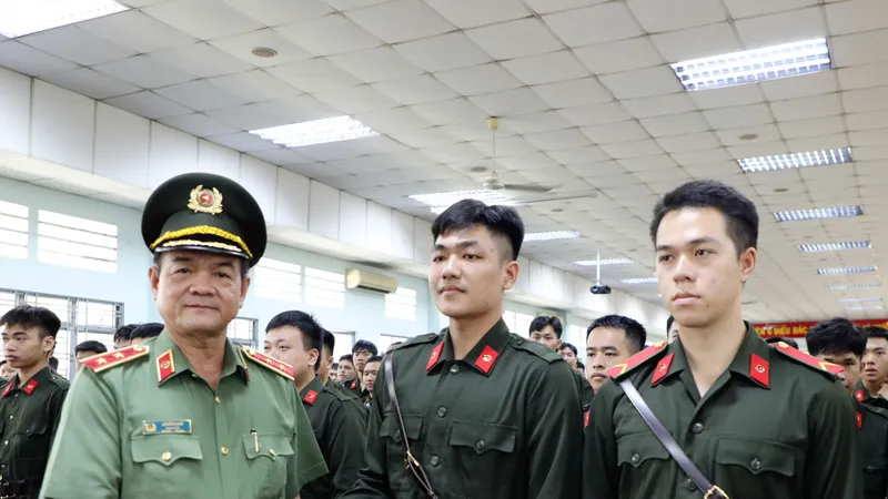Trung tướng Lê Hồng Nam, Giám đốc Công an TPHCM ân cần động viên các chiến sĩ mới. Ảnh: NGUYỄN TRANG 