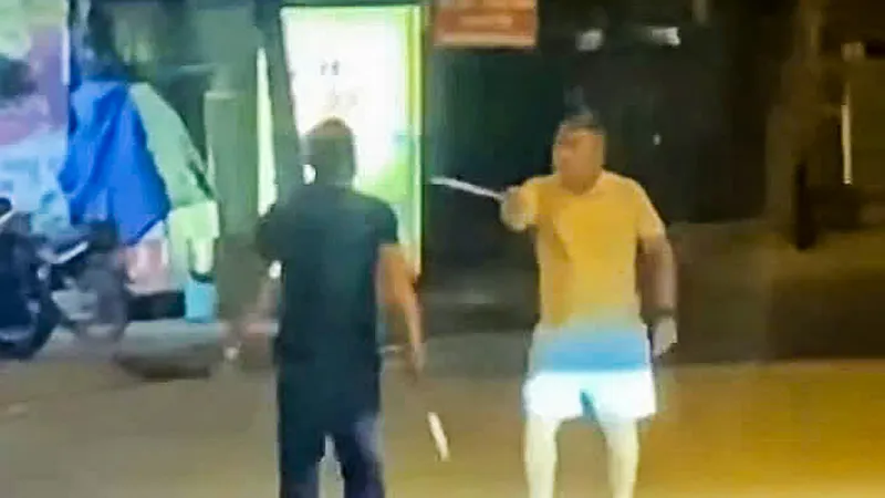 2 người đàn ông cầm hung khí trên xe bước xuống tranh cãi, dọa chém nhau.