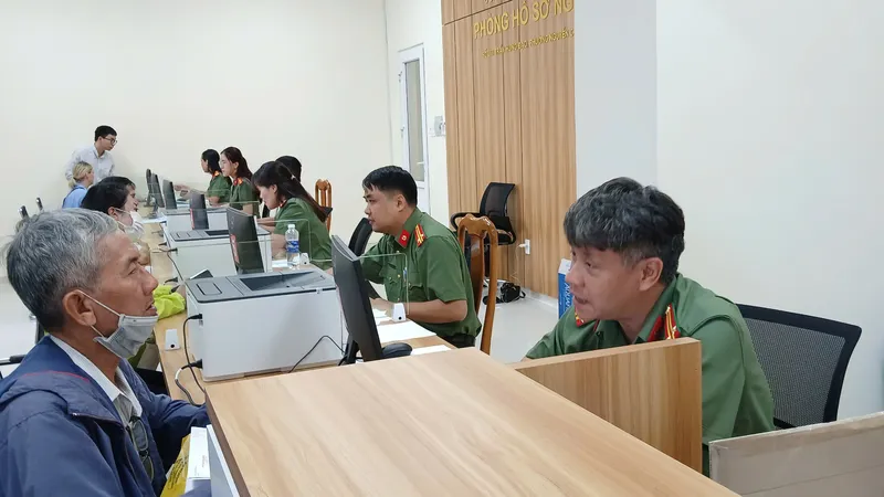 Người dân làm hồ sơ cấp Phiếu LLTP