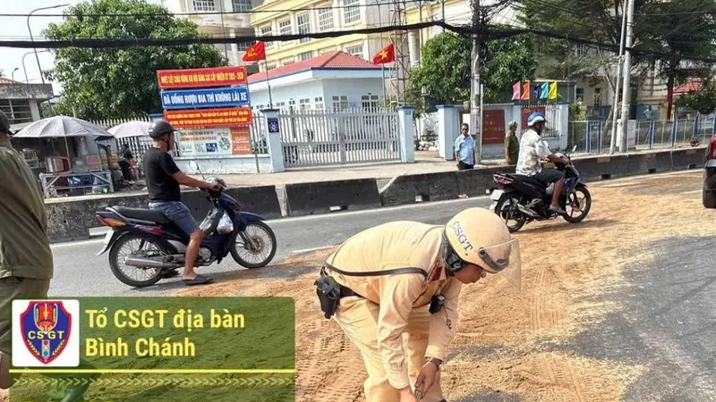 CSGT xử lý dầu nhớt đổ ra đường tránh để người dân và xe trượt ngã 