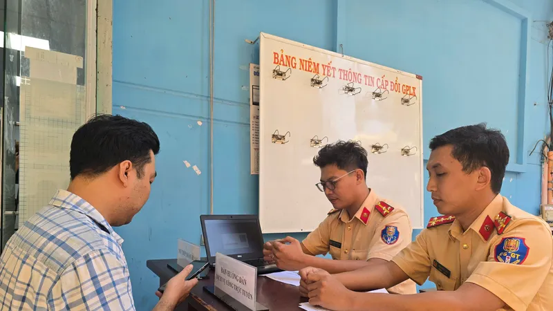 CSGT TPHCM hướng dẫn cho người dân làm thủ tục cấp, đổi GPLX