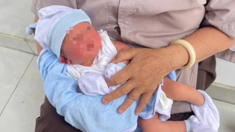 Tìm thân nhân của bé trai sơ sinh bị bỏ rơi bên hông chùa