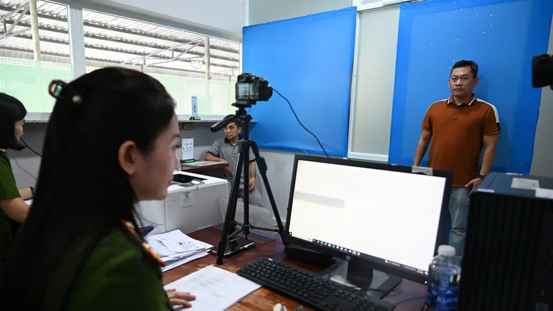 Công an phường Bình Thọ (TP Thủ Đức, TPHCM) làm thủ tục cấp đổi GPLX cho người dân