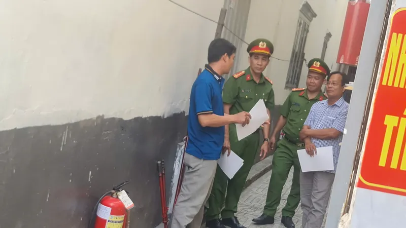 Lực lượng chức năng kiểm tra, tuyên truyền an toàn PCCC một số cơ sở kinh doanh nhà trọ ở huyện Nhà Bè