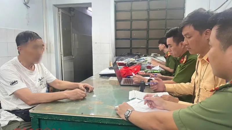 Xử phạt người đàn ông nước ngoài cưỡi vali chạy trên đường ở TPHCM