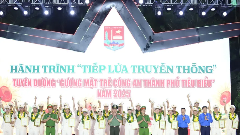 Ban Giám đốc Công an TPHCM trao tặng giấy khen, biểu trưng và hoa cho “Gương mặt trẻ Công an Thành phố tiêu biểu” năm 2025