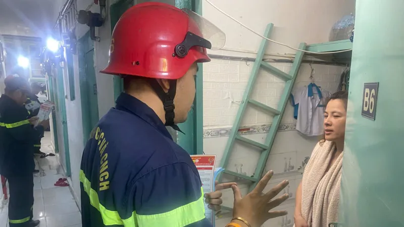 Cảnh sát PCCC tới tận nhà trọ tuyên truyền cho người dân