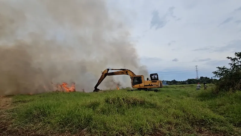 Huy động xe múc chữa cháy ở khu đất rộng hàng ngàn mét vuông