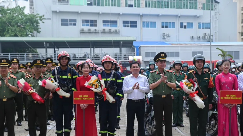 Lãnh đạo TPHCM tặng hoa chúc mừng các đơn vị tại lễ ra quân
