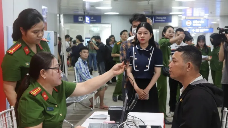 Người dân làm thủ tục cấp căn cước, tài khoản định danh điện tử tại nhà ga Metro số 1. Ảnh: CẨM TUYẾT 