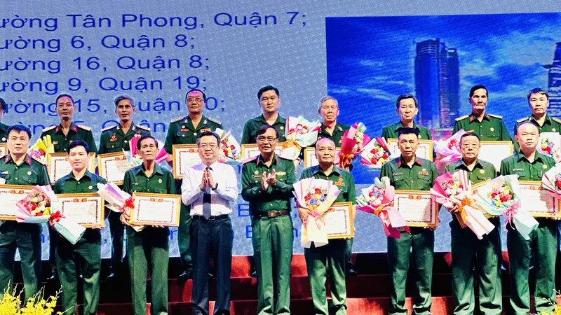 Đồng chí Nguyễn Thanh Nghị, Phó Bí thư Thường trực Thành ủy TPHCM và Chủ tịch Hội CCB TPHCM Nguyễn Minh Hoàng trao hoa, bằng khen đến các tập thể. Ảnh: CHÍ THẠCH 