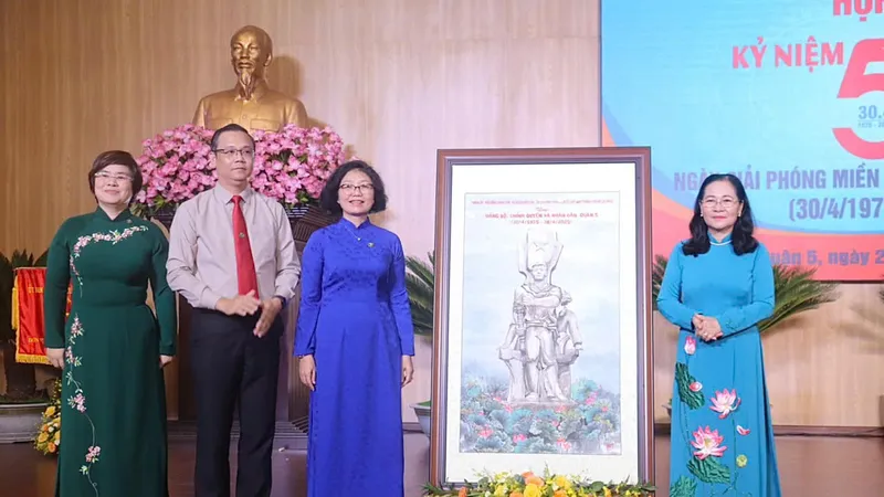 Đồng chí Nguyễn Thị Lệ trao quà đến Đảng bộ, chính quyền và nhân dân quận 5 nhân kỷ niệm 50 năm Ngày Giải phóng miền Nam, thống nhất đất nước. Ảnh: CẨM TUYẾT 