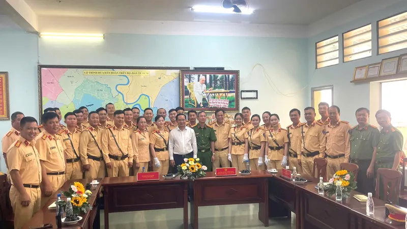 Chủ tịch UBND TPHCM Nguyễn Văn Được cùng lực lượng Công an TPHCM