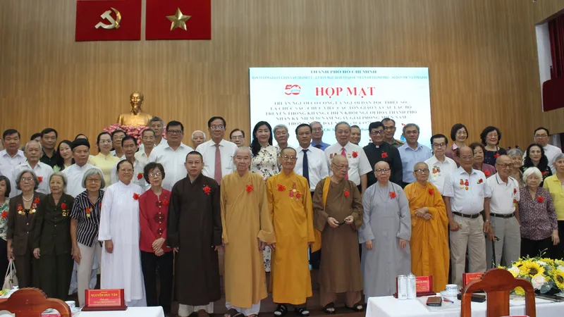 Các đại biểu tham dự buổi họp mặt 