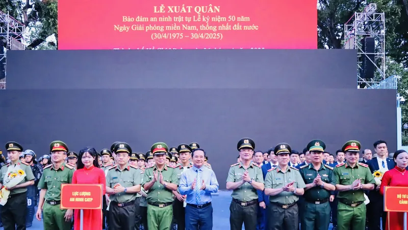 Chủ tịch UBND TPHCM Nguyễn Văn Được; Trung tướng Phạm Thế Tùng, Thứ trưởng Bộ Công an, tặng hoa động viên các đơn vị. Ảnh: CACC