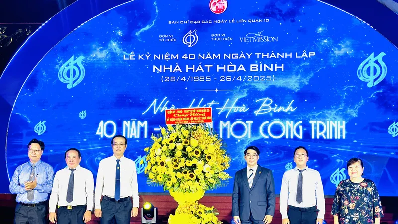 Lãnh đạo quận 10 tặng hoa chúc mừng Ban Giám đốc Nhà hát Hòa Bình