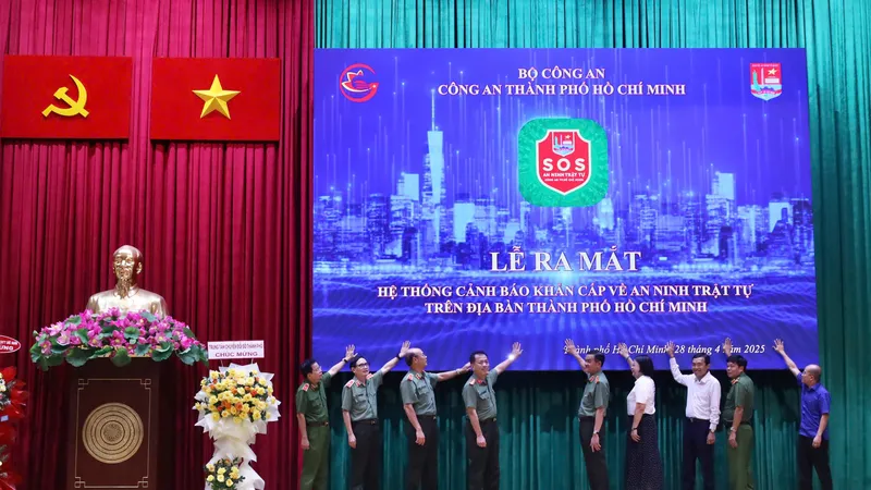 Lãnh đạo các đơn vị ra mắt hệ thống cảnh báo khẩn cấp về an ninh trật tự (ANTT) trên địa bàn TPHCM 