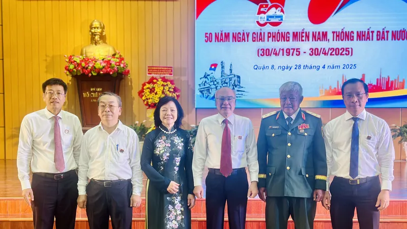 Đồng chí Phan Nguyễn Như Khuê cùng các đại biểu chụp hình lưu niệm 