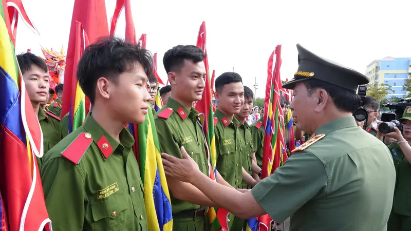Thứ trưởng Bộ Công an Trần Quốc Tỏ động viên cán bộ chiến sĩ tham gia bảo vệ, biểu diễn phục vụ lễ kỷ niệm