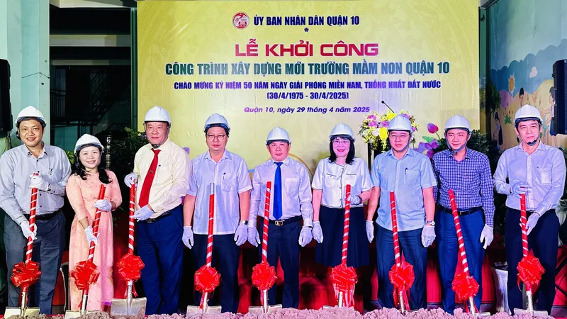 Lãnh đạo quận 10 thực hiện nghi thức khởi công công trình 