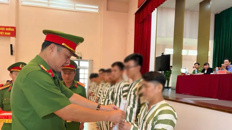 Đại tá Nguyễn Đình Dương, Phó Giám đốc Công an TPHCM trao quyết định đặc xá cho các phạm nhân