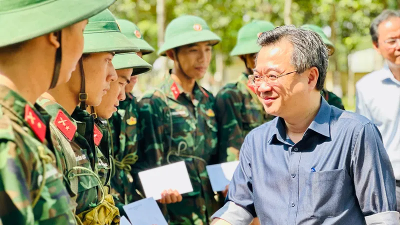 Phó Bí thư Thường trực Thành ủy TPHCM Nguyễn Thanh Nghị thăm, động viên chiến sĩ mới