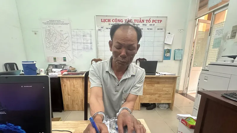 Nghi phạm Huỳnh Minh Trung tại cơ quan công an