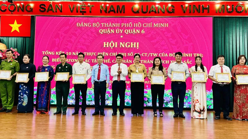 Trưởng Ban Tuyên giáo và Dân vận Thành ủy TPHCM Nguyễn Mạnh Cường cùng Bí thư Quận ủy quận 6 Ma Xuân Việt trao giấy khen cho các tập thể có thành tích xuất sắc 
