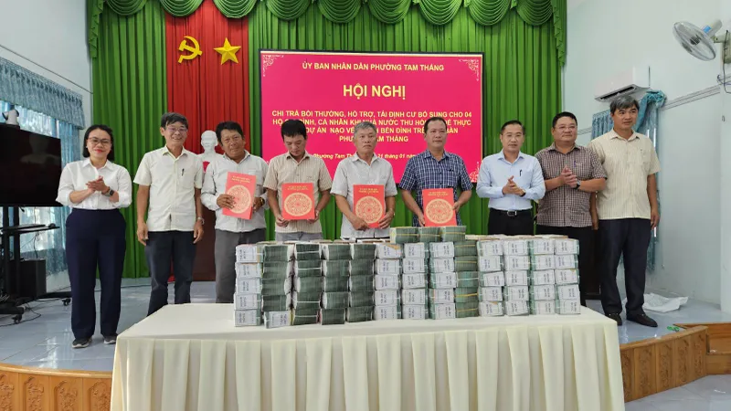 Lãnh đạo phường Tam Thắng trao các quyết định về bồi thường và tái định cư cho 4 hộ dân