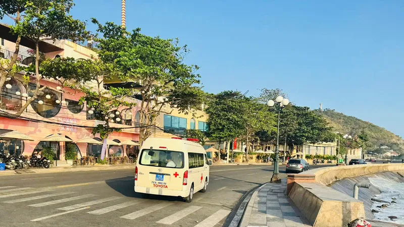 Sau khi sơ cứu nạn nhân được đưa vào bệnh viện để tiếp tục cấp cứu