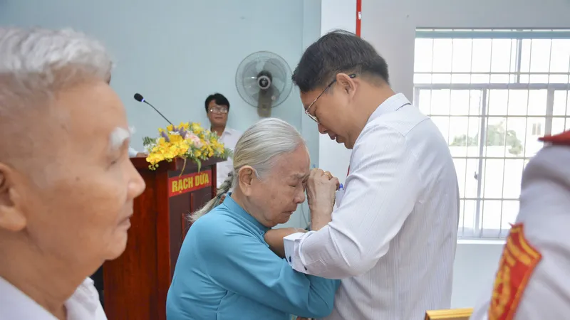 Đồng chí Đào Thị Dung Ly xúc động khi được trao Huy hiệu 60 năm tuổi Đảng